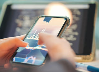 Investor meninjau proses transfer dana dan penarikan yang transparan