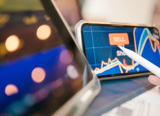 Trader lintas pasar yang menganalisis opsi Bitcoin Ethereum serta forex